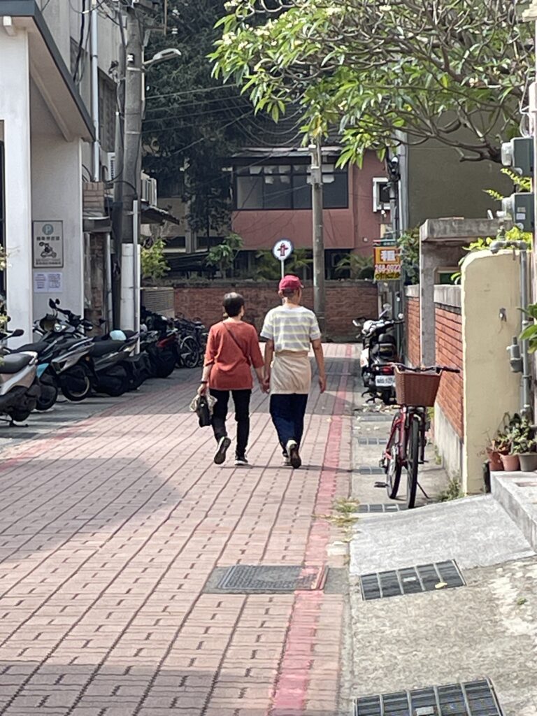 成大旁邊的磚紅小巷上，一對鶼鰈情深的長者正在牽著手散步；台南的一切人事物，看起來都是那麼的溫暖與美好，在我眼中，這是最好的生命故事之一